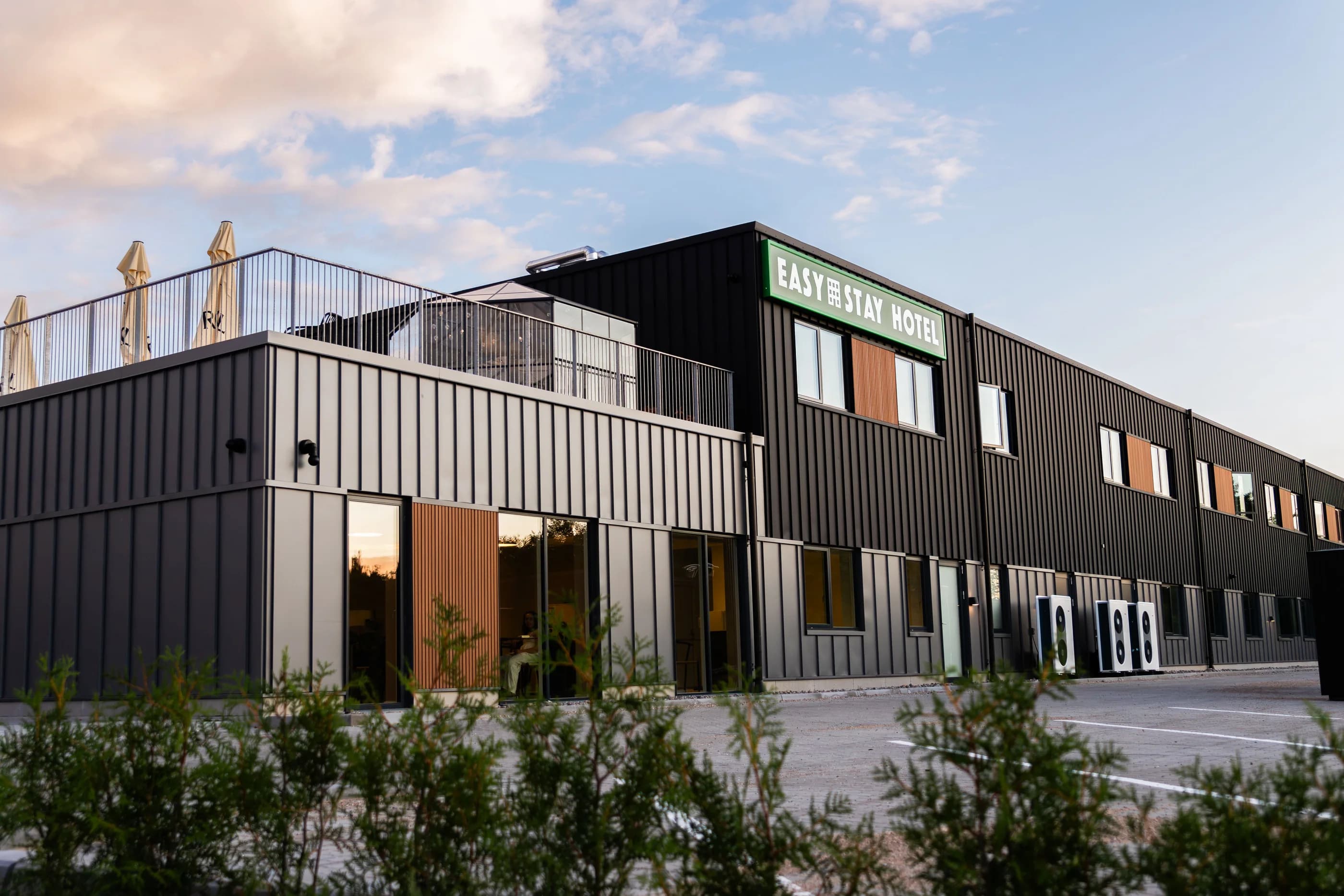Easy Stay Hotel Næstved med terrasse og grøn hotelskiltning