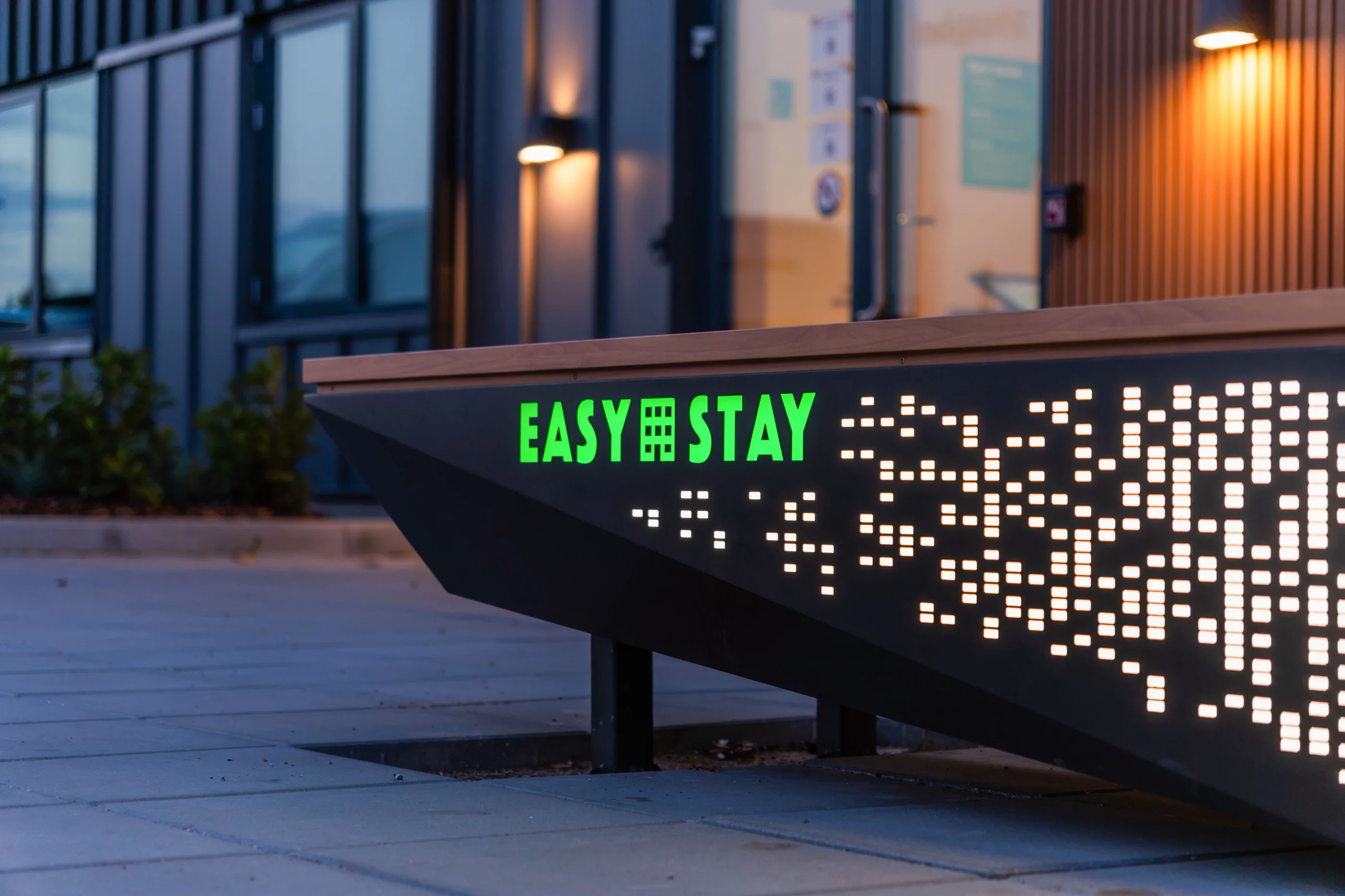 Belyst Easy Stay-skilt ved indgangen i Næstved