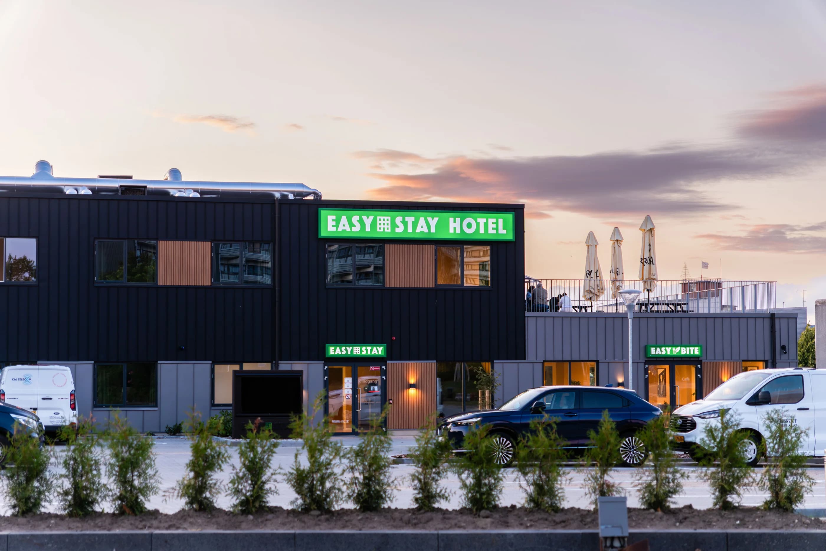 Eingang des Easy Stay Hotel Næstved in der Abenddämmerung