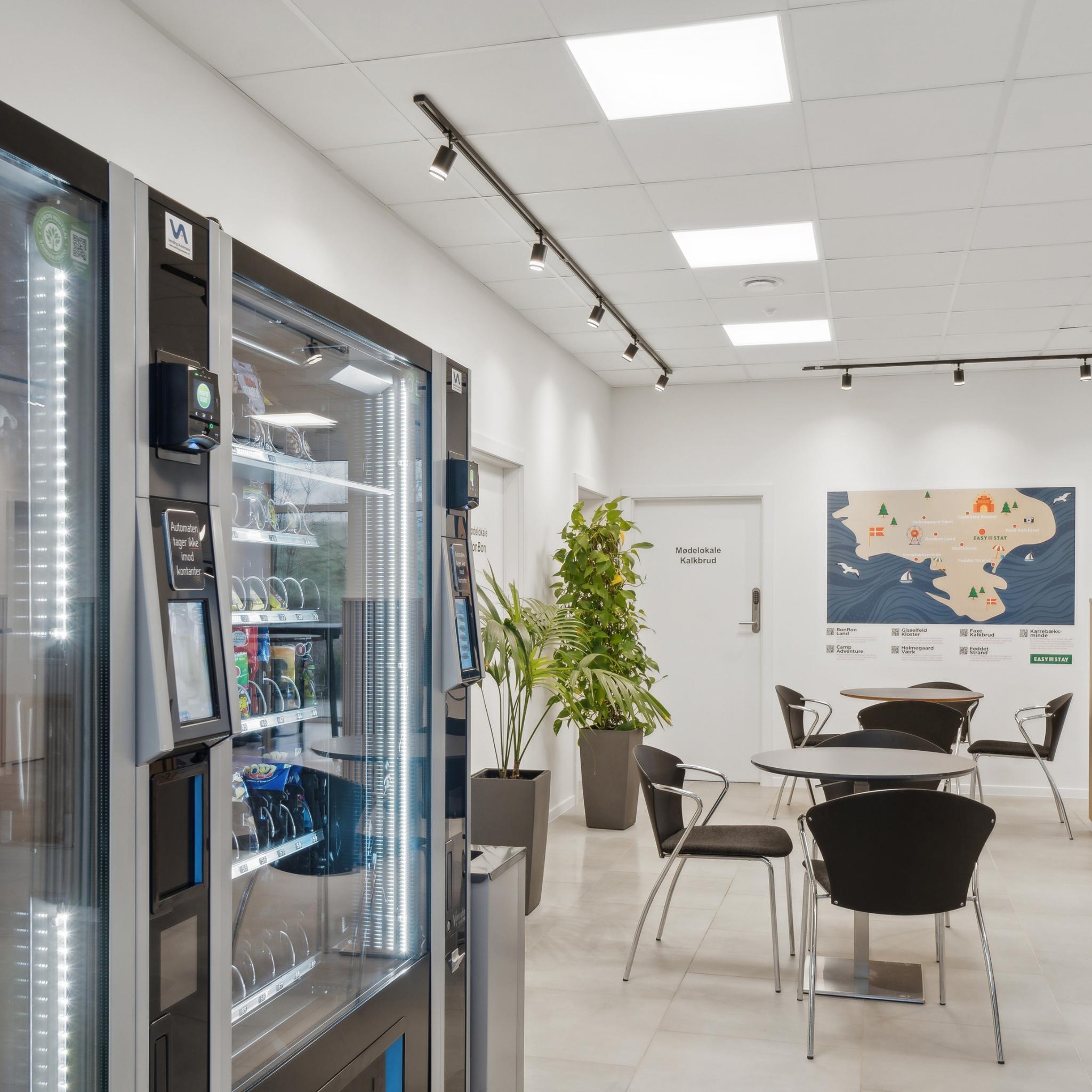 Automater med snacks og drikkevarer i lobbyen på Easy Stay Hotel Rønnede.