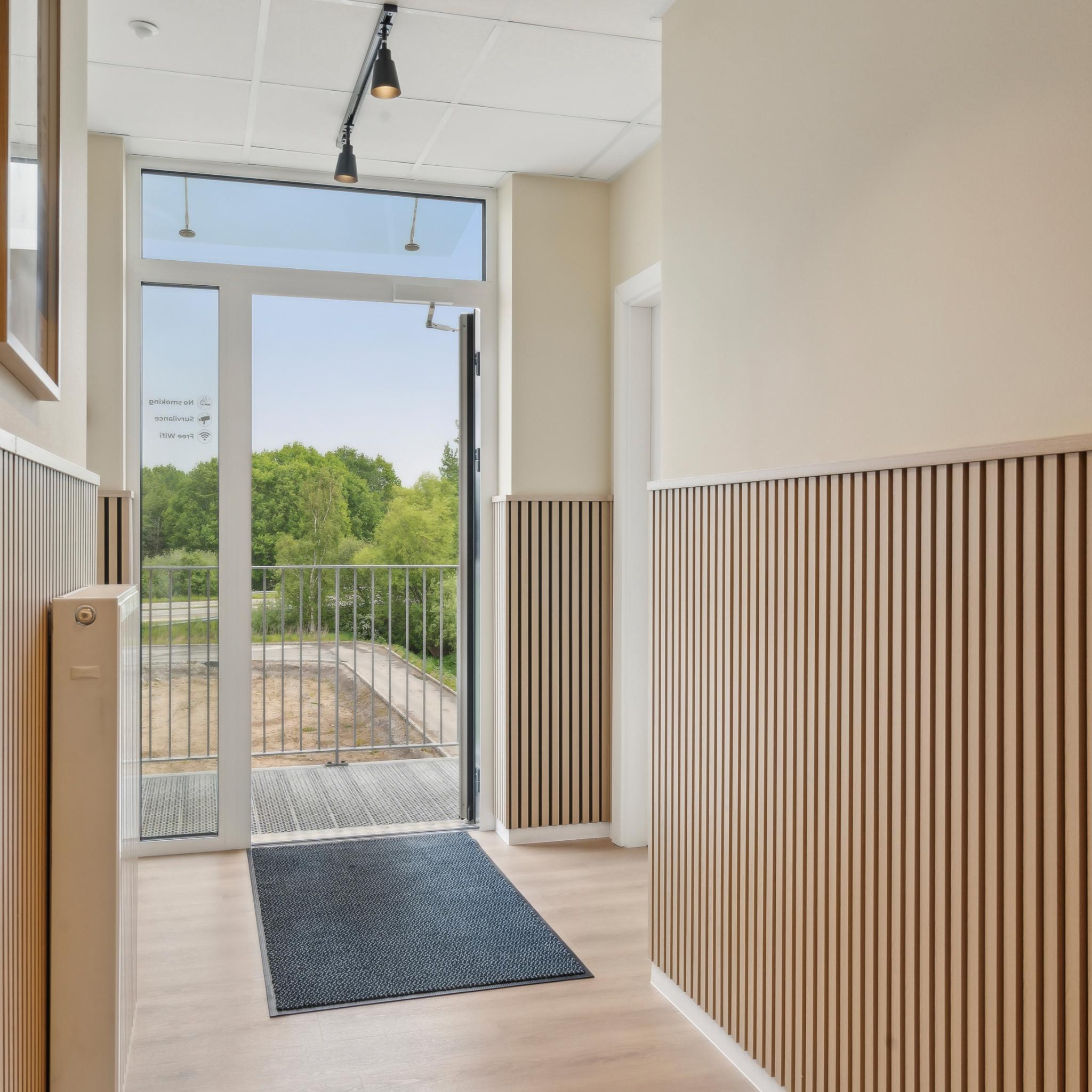 Trappeopgang med udgang til terrasse på Easy Stay Hotel Rønnede – moderne nordisk design.