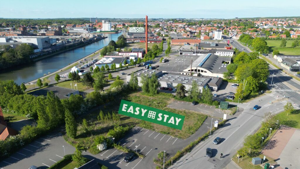 Luftfoto af Easy Stay Næstved – centralt placeret ved kanalen med nem adgang til by og motorvej.
